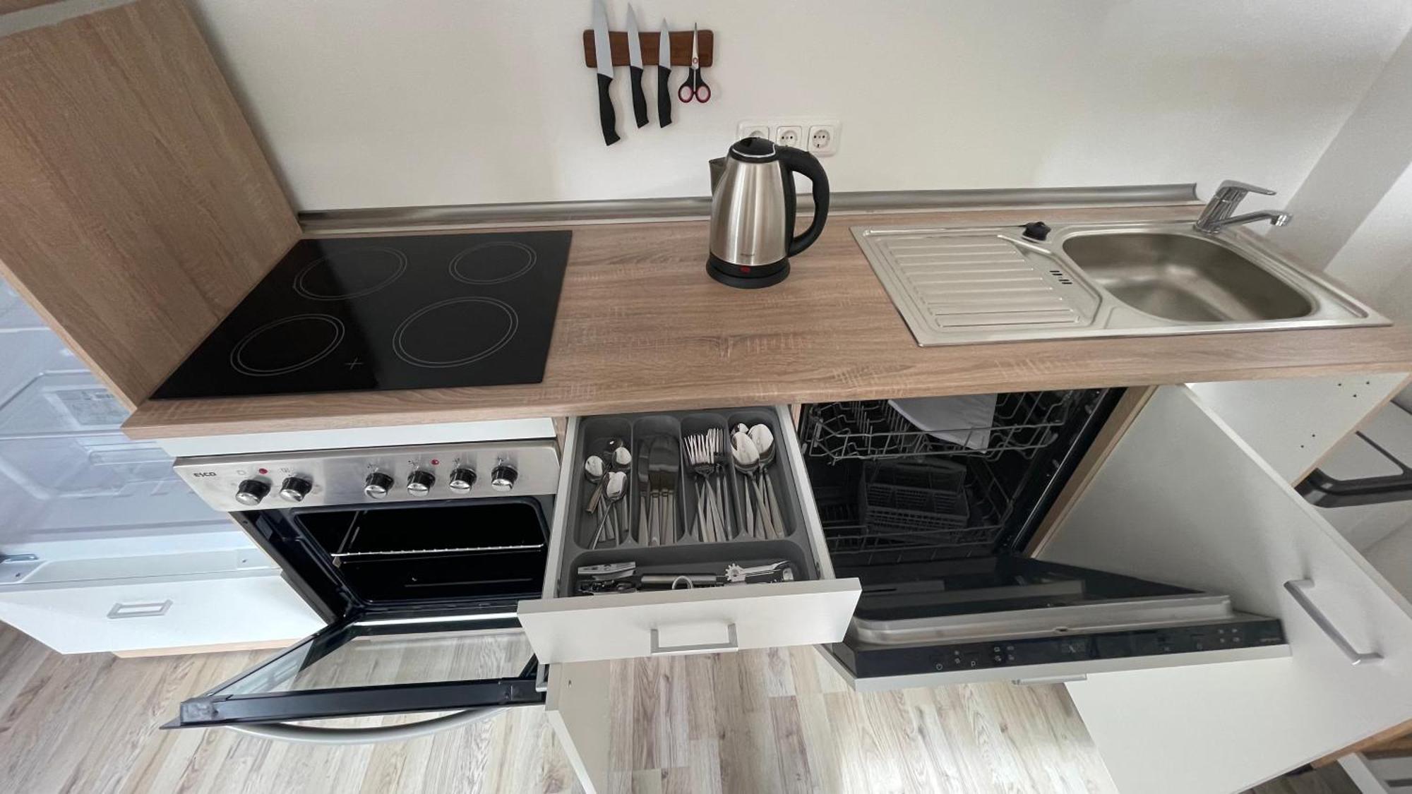 Oase Im Gruenen Hinterhof, Eg, Ruhe, Terrasse, Carport, Free Paytv, Kaffee&Tee, Fahrraeder Apartman Duisburg Kültér fotó